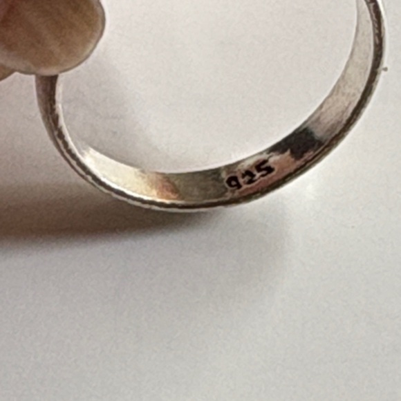 Elegant Red Stone Silver Ring - Picture 2 of 8